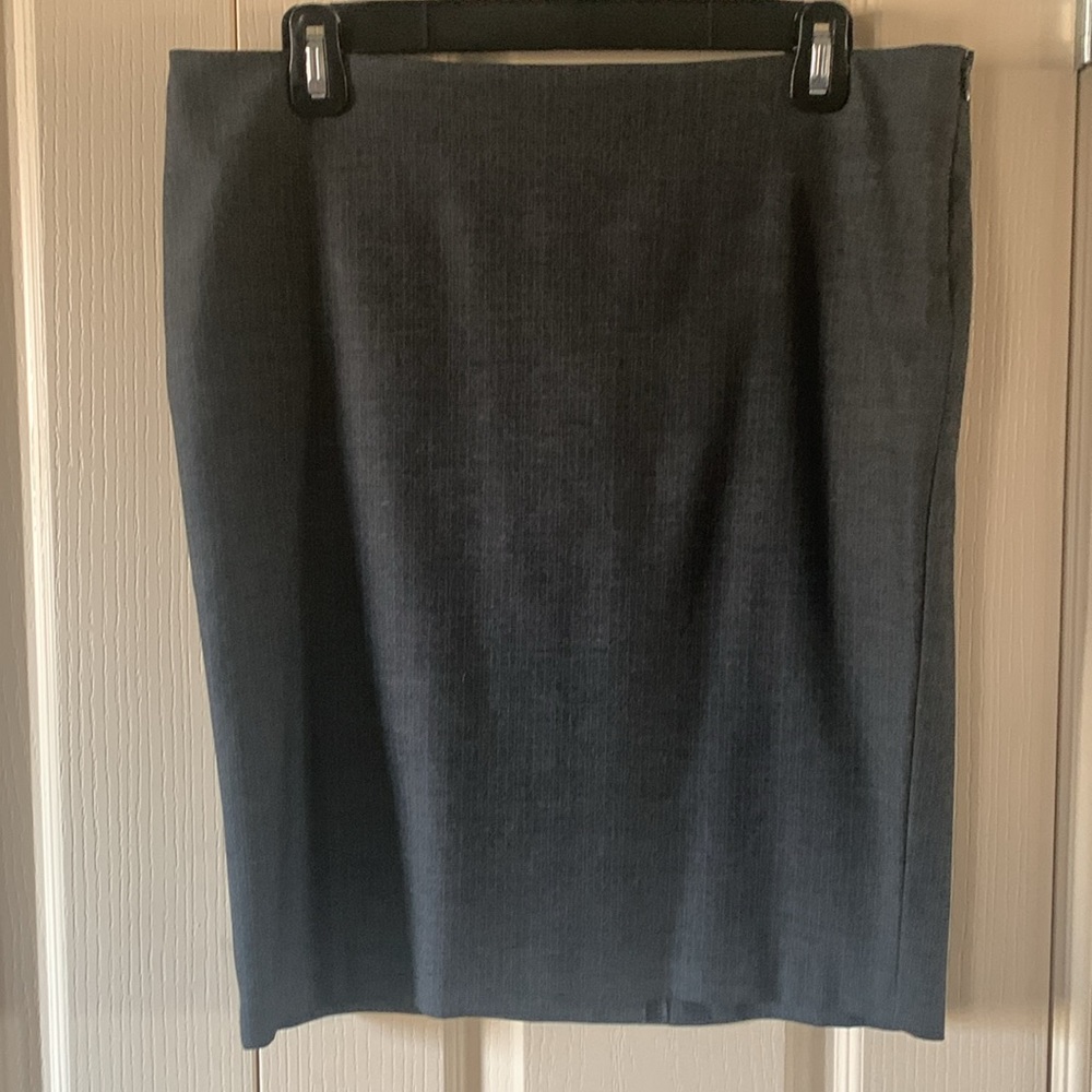 🎁FREE W/Purchase✨SISLEY Grey Pin Stripe Midi Skirt